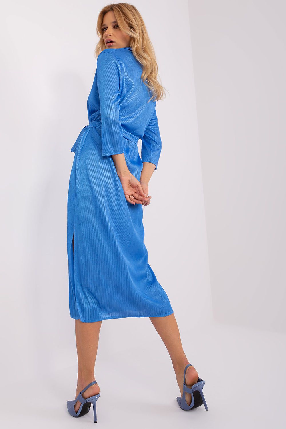 Elegant Lakerta Daydress with 3/4 Sleeves, V-Neck Collar, and Waist Tie in Ribbed Fabric