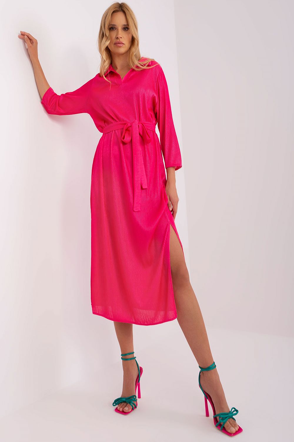 Elegant Lakerta Daydress with 3/4 Sleeves, V-Neck Collar, and Waist Tie in Ribbed Fabric
