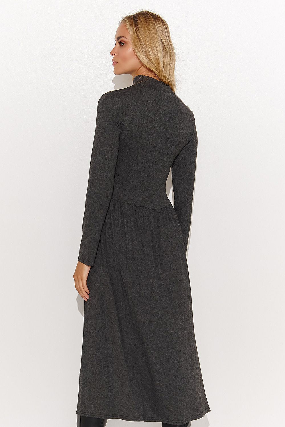 Elegant Over-The-Knee Dress with Turtleneck and Fitted Silhouette - Sizes EU 36-42 by Makadamia