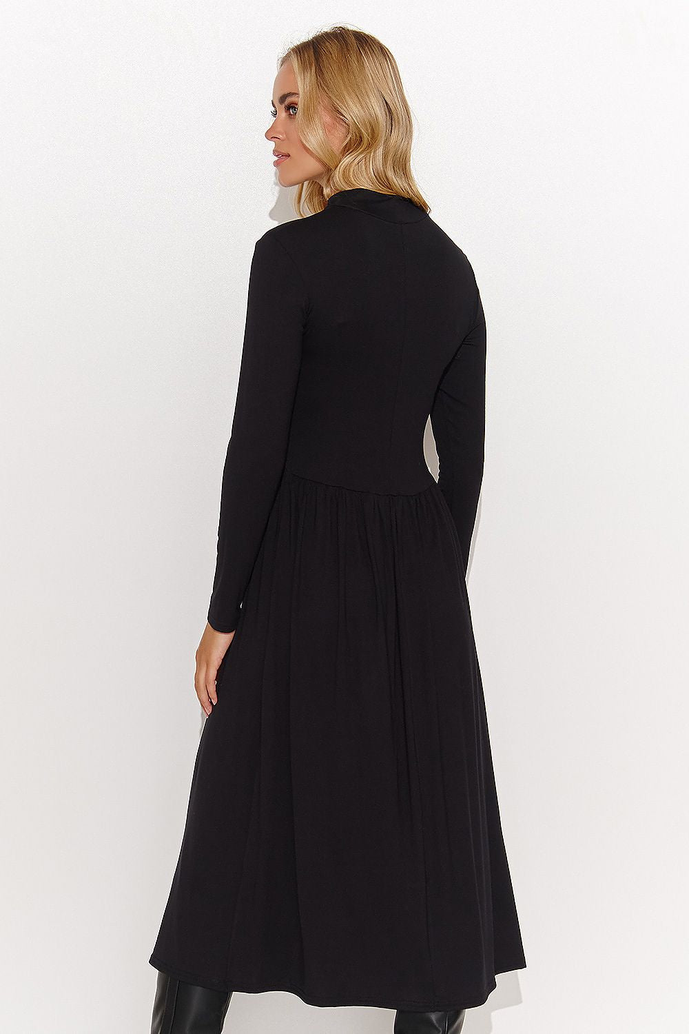 Elegant Over-The-Knee Dress with Turtleneck and Fitted Silhouette - Sizes EU 36-42 by Makadamia