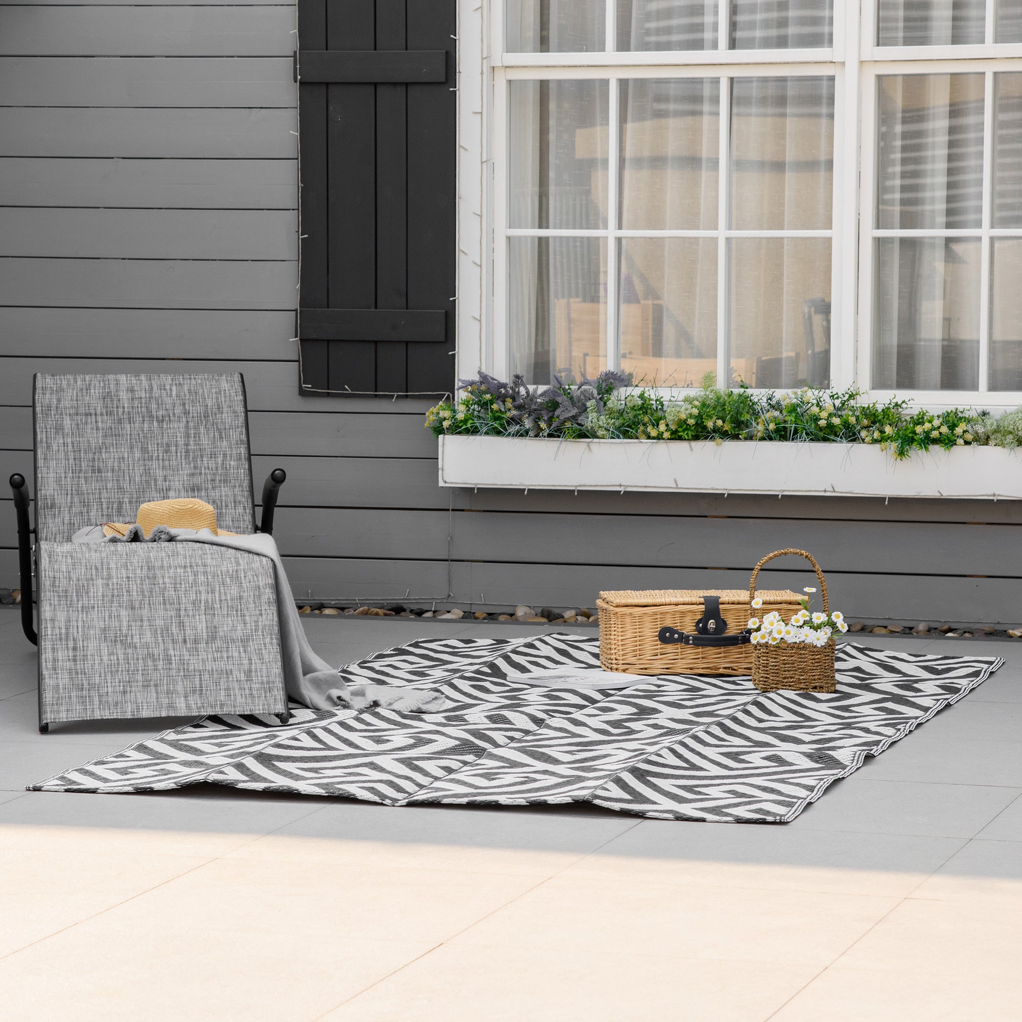 Outsunny 121 x 182 cm (4x6ft) Outdoor Rug Reversible Mat Plastic Straw Rug Portable RV Camping Mat for Garden Deck Picnic Indoor, Black & White