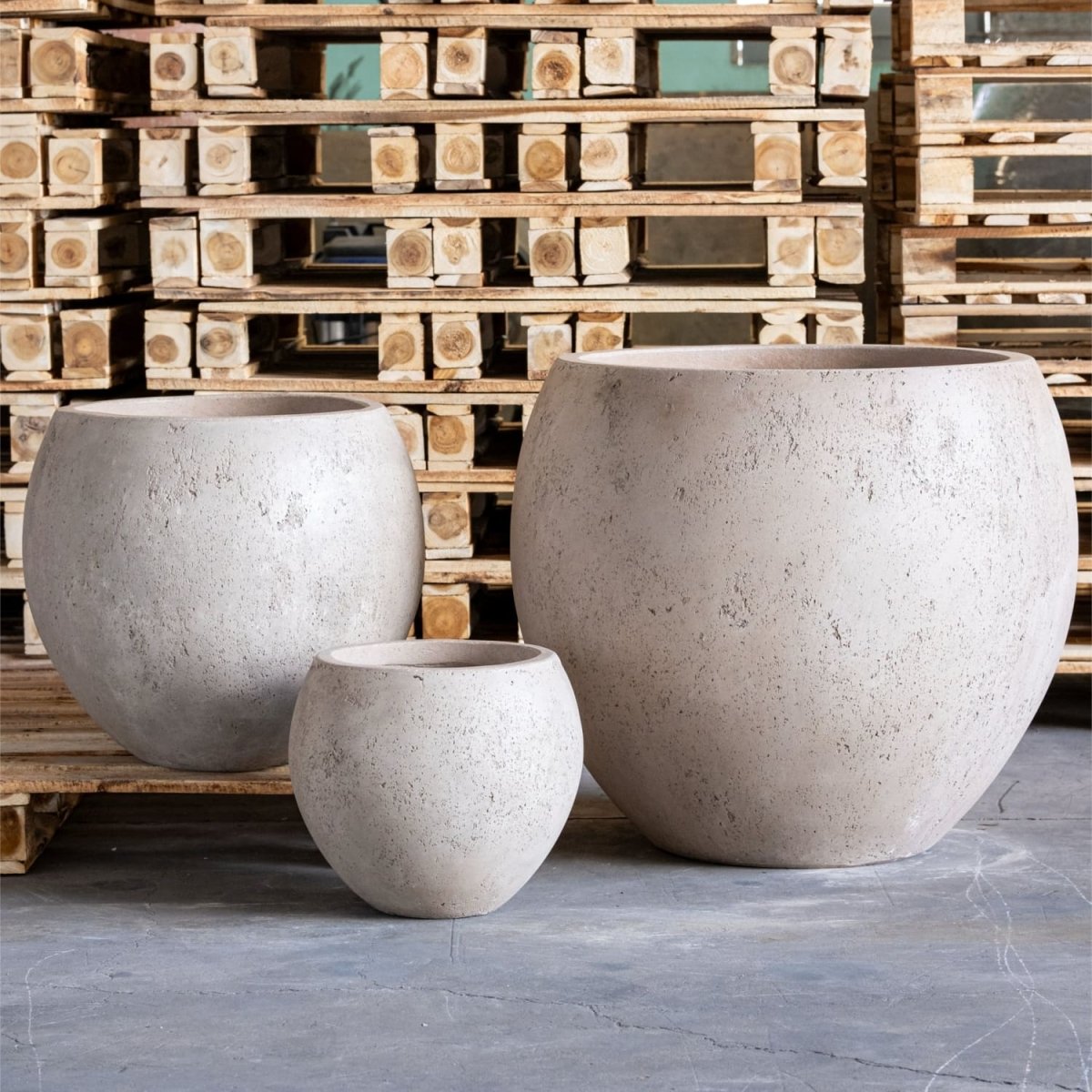 Orbello | Truffle – 110cm XXL Concrete Sphere Planter – 686L Round Plant Pot - Zestio