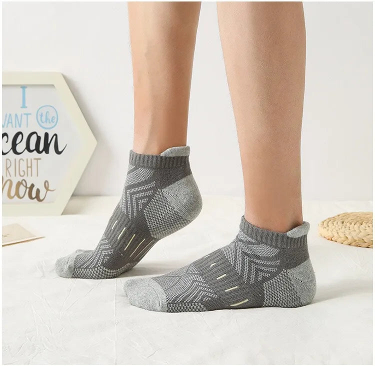 New Towel Bottom Men's Short Socks Sports Socks Thickened Sweat Absorbing Short Socks Black and White Autumn and Winter Cotton Socks
