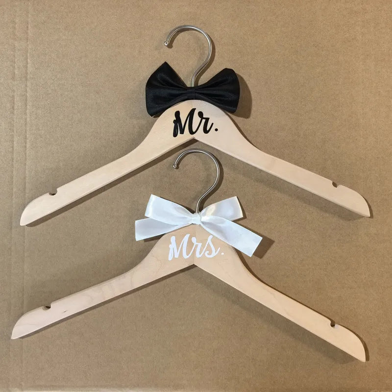 Wedding Dress Clothes Hanger Wooden Carved No Trace For Brides Grooms Modern Simple Style Butterfly Knot Logo Engraving