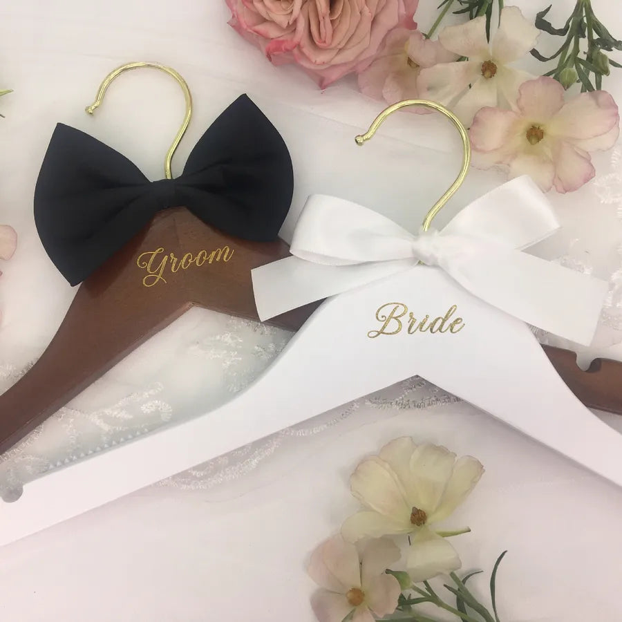Wedding Dress Clothes Hanger Wooden Carved No Trace For Brides Grooms Modern Simple Style Butterfly Knot Logo Engraving