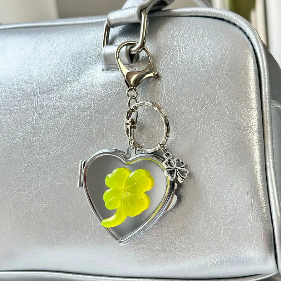 New Ins Lucky Four Leaf Clover Heart Shaped Mirror Keychain Y2K Niche Bag Charm High End Accessory Makeup Metal Pendant