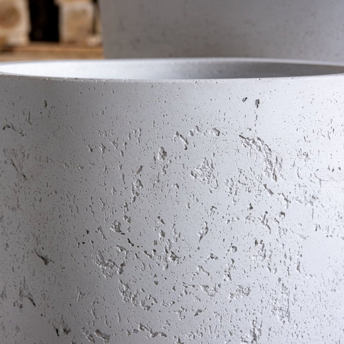 Vessara | White Mist – 100cm XXL Concrete Vase Planter – 172L Tall Plant Pot - Zestio