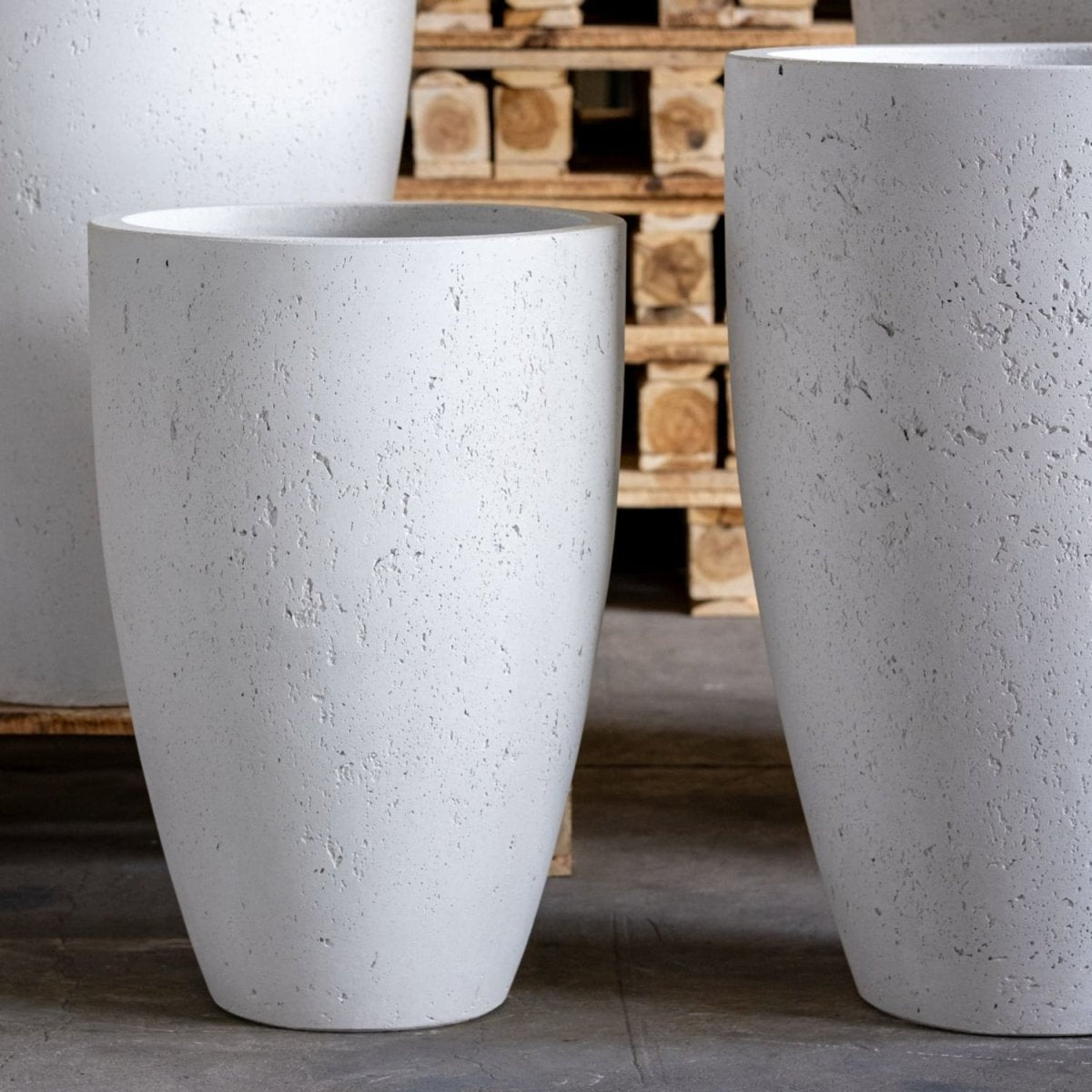 Vessara | White Mist – 100cm XXL Concrete Vase Planter – 172L Tall Plant Pot - Zestio